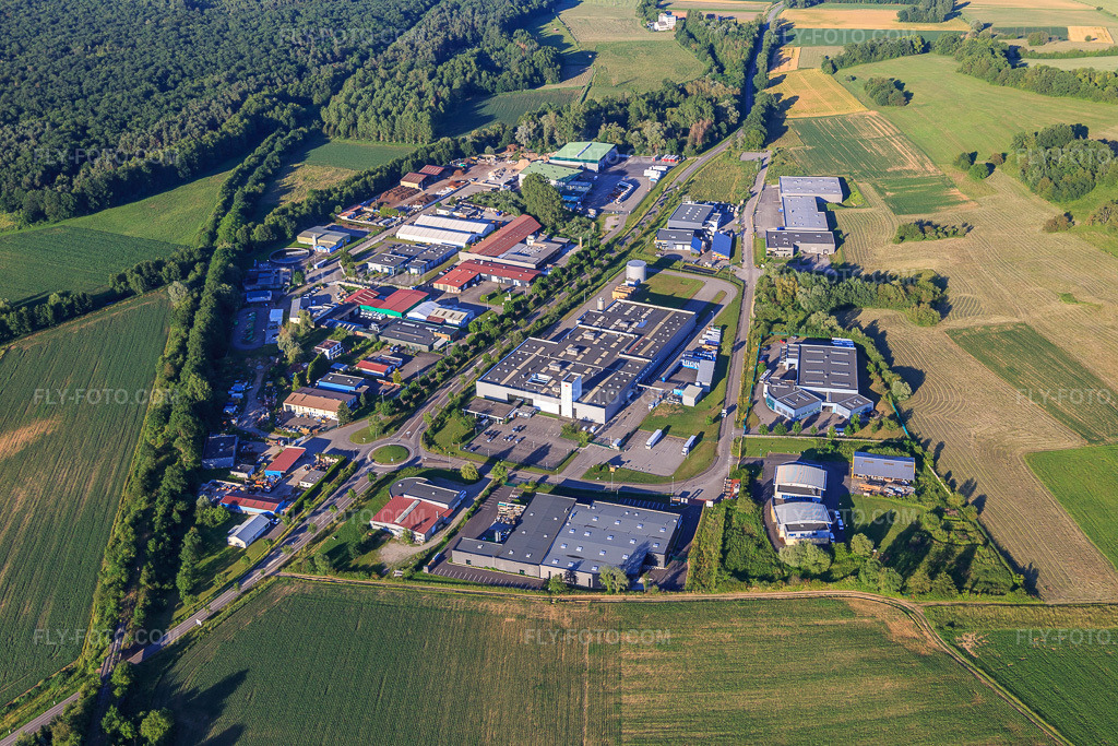 Aerial view: Industrial area ZA S with Emfi and FAHRNER in Niedermodern in the state Bas-Rhin, France. – Photo: IMG_115455.jpg taken on 06/16/2019 by Werner Riehm/FLY-FOTO.com – Resolution of the original: 5472 x 3648 px – Emfi – Fahrner – Plastiques techniques – Plastiques techniques