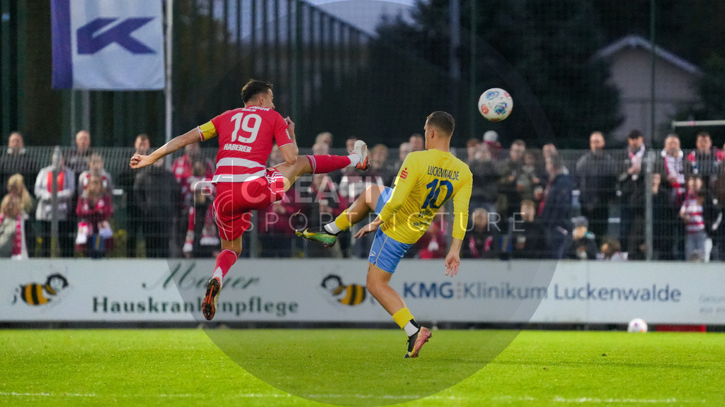 Fußball, Herren, Saison 2025/2026, Testspiel, Freundschaftsspiel, FSV 63 Luckenwalde vs. 1.FC Union Berlin, Mittwoch 08.10.2025, Werner-Seelenbinder-Stadion Luckenwalde, | Fußball, Herren, Saison 2025/2026, Testspiel, Freundschaftsspiel, FSV 63 Luckenwalde vs. 1.FC Union Berlin, Mittwoch 08.10.2025, Werner-Seelenbinder-Stadion Luckenwalde, Im Bild: Jannik Haberer (l. Union) und Lucas Will (r. Luckenwalde) - Realisiert mit Pictrs.com