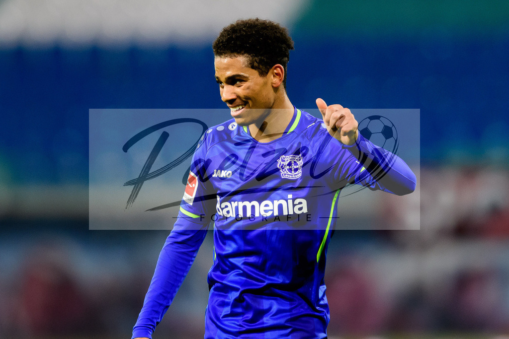 RBLLEV20211128_055 | Fussball, Herren: Amine Adil (Bayer 04 Leverkusen) gestikuliert, Gestik bei dem Spiel der 1. Bundesliga zwischen RB Leipzig und Bayer 04 Leverkusen in der Red Bull Arena am 28.11.2021 in Leipzig, Deutschland.DFB / DFL REGULATIONS PROHIBIT ANY USE OF PHOTOGRAPHS AS IMAGE SEQUENCES AND/OR QUASI-VIDEO. - Realisiert mit Pictrs.com