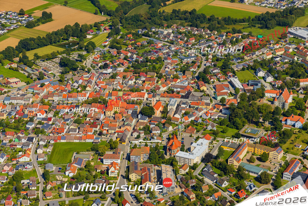 Luftaufnahme der Stadt Vohenstrauß - Die Luftaufnahme wurde 2025 vom UL-Flugzeug heraus erstellt ( keine Drohne ) - Hochauflösende Luftaufnahme - für professionelle Ausdrucke geeignet. Die Geschenkidee !Mit Lizenz und Bildrechte bestellbar