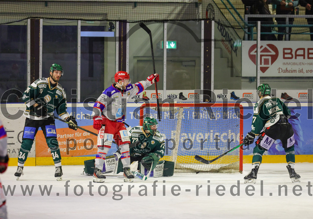 2026-02-15_125_TSV_Erding_gegen_EC_Peiting | Erding, Deutschland, 15.02.2026:Eishockey, Oberliga Süd 2025 / 2026, 47. Spieltag, TSV Erding gegen EC Peiting, Endergebnis: 4:5Bastian Cramer (Erding Gladiators, #34), Tim Mühlegger (EC Peiting, #84), Torwart David Zabolotny (Erding Gladiators, #72), Philipp Michl (Erding Gladiators, #77)Foto: Christian Riedel / fotografie-riedel.net