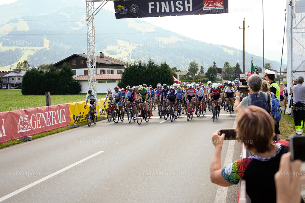 489_20230817_Bewerb_Maenner_Muehlanger | AUT - OESTERREICH, 2023-08-16: SPORT RENNRAD-FAHREN - 55. INTERNATIONALER RADWELTPOKAL IN ST. JOHANN IN TIROL  - Vintage-Radrennen mit WM-Bronze-Medaillen-Siegerin Christina Schweinberger, den Teilnehmer und Alexander Baumann (vom Orginastions-Team) - TAG 2 BEWERB MAENNER IN SECHS GRUPPEN  ; Foto: Roland Muehlanger