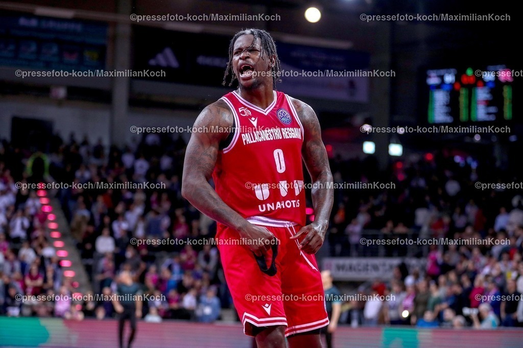 BCL08012501058 | 08.01.2025, Basketball Champions League, 1. Spiel Play-In, Telekom Baskets Bonn - Pallacanestro Reggiana, Telekom Dome: Jaylen Barford (Pallacanestro Reggiana #0) steht nach dem Sieg jubelnd auf dem Spielfeld