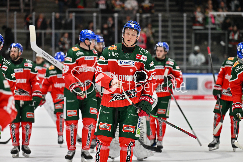 Augsburger Panther - Fischtown Pinguins | Niedergeschlagene Panther verlassen nach Spielende das Eis / Alexander OBLINGER (Augsburger Panther #50) / DEL: Augsburger Panther - Fischtown Pinguins, Curt Frenzel Stadion am 08.01.2025