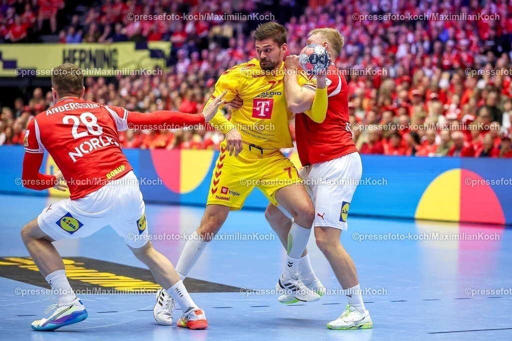 EHF16012602045 | 16.01.2026, Handball, Men's EHF EURO 2026, Dänemark - Nordmazedonien, Jyske Bank Boxen in Herning, Dänemark, Preliminary Round:  Martin Serafimov (North Macedonia #77) wird von  Emil Siersbaek Bergholt (Denmark #33) festgemacht 