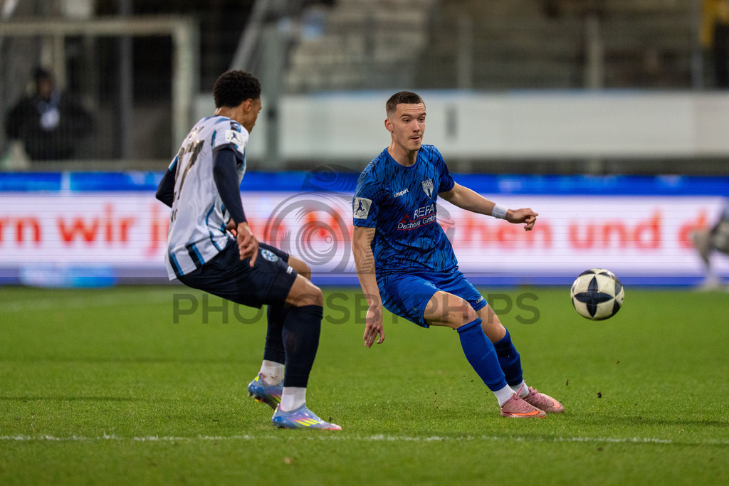 SV Stuttgarter Kickers vs. SGV Freiberg, Fussball, WFV-Pokal, Viertelfinale, 17.03.2026 | Gal Grobelnik (SGV Freiberg, #29) spielt einen Ball an David Udogu (SV Stuttgarter Kickers, #27) vorbei,SV Stuttgarter Kickers vs. SGV Freiberg, Fussball, WFV-Pokal, Viertelfinale, 17.03.2026Foto: photosbyphips/Philip Ziegler