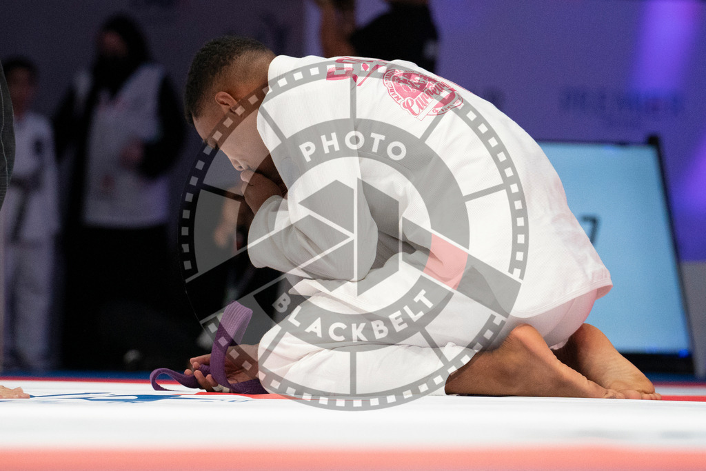 20231109PBB6666 | Fighters compete during the AJP World Professional Championship in the Mubadala Arena in Abu Dhabi, Arab United Emirates, on November 9, 2023.