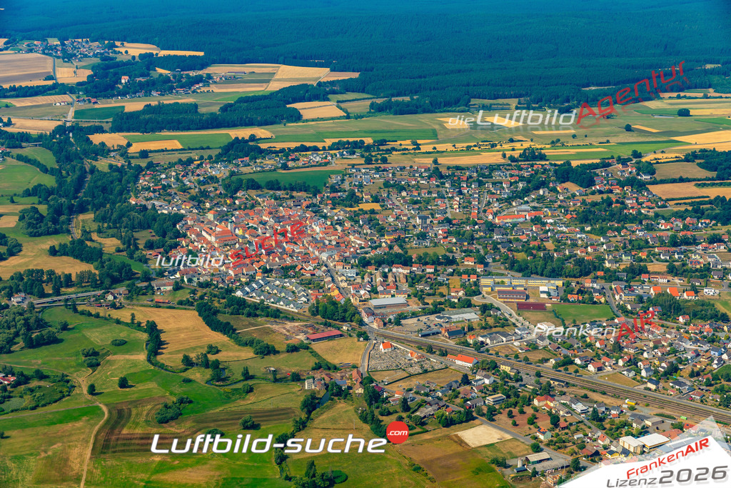 Das Luftbild der Stadt Pressath wurde 2022 vom Flugzeug heraus erstellt (keine Drohnen-Aufnahmen) Aufnahmehöhe ca.450 Meter- hohe Bildauflösung und Druck-Qualität. Garantiert!