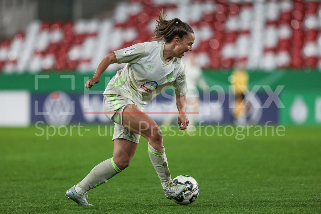 Fussball, DFB-Pokal Frauen, SGS Essen - SV Werder Bremen | Maja Sternad (SV Werder Bremen, 11) am Ball, Freisteller, Einzelbild, Ganzkörper, Aktion, Action, Spielszene, DIE DFB-RICHTLINIEN UNTERSAGEN JEGLICHE NUTZUNG VON FOTOS ALS SEQUENZBILDER UND/ODER VIDEOÄHNLICHE FOTOSTRECKEN. DFB REGULATIONS PROHIBIT ANY USE OF PHOTOGRAPHS AS IMAGE SEQUENCES AND/OR QUASI-VIDEO.