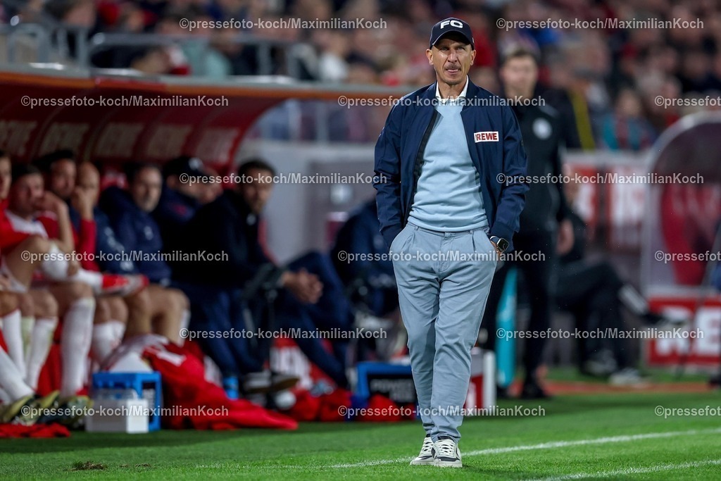 1FC05042501078 | 05.04.2025, Fußball, 1. FC Köln - Hertha BSC, 2.. Fußball Bundesliga, 28. Spieltag, RheinEnergie-STADION, Saison 2024 2025: Cheftrainer Gerhard Struber (Trainer 1.FC Koeln) gestikulierend an der Seitenlinie DFB regulations prohibit any use of photographs as image sequences and or quasi-video.