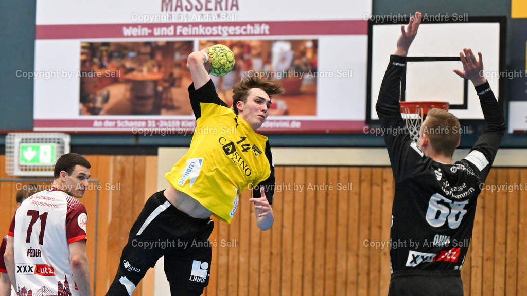 TSV Altenholz vs Stralsunder HV | Ben Szilagyi (TSVA #14 trifft hier zum 23-15) vs Jakub Feder (Stralsund #71) &amp; Julian Ohm (Stralsund #68) / Handball 3. Liga Nord-Ost Männer 2025/2026 / TSV Altenholz vs Stralsunder HV / Edgar-Meschkat-Halle / Altenholz / 01.03.26 - Realisiert mit Pictrs.com
