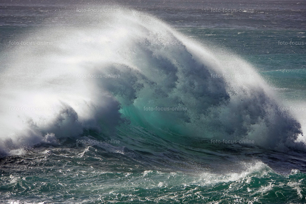 Waves | Breakwaters during winter storms in the Atlantic