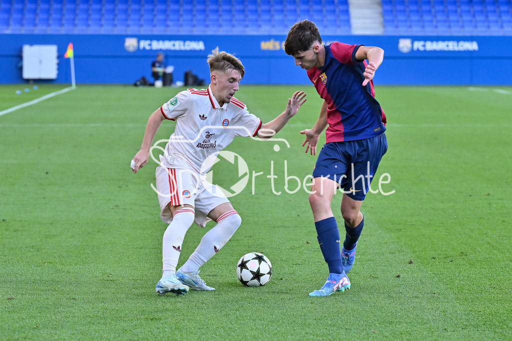 FC Barcelona U19 - FC Bayern München U19 | im duell Lennart KARL (FCB #7) und Jofre TORRENTS (FC Barcelona U19 #5) / zweikampf / UEFA Youth League: FC Barcelona U19 - FC Bayern München U19, Estadi Johan Cruyff am am 23.10.2024