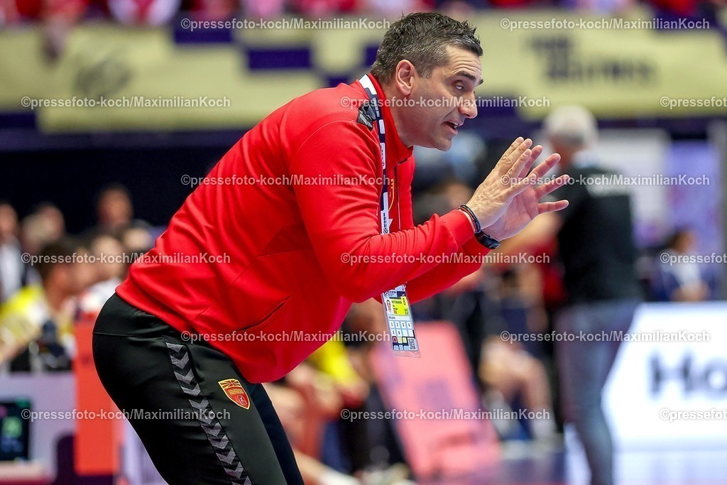 EHF18012601109 | 18.01.2026, Handball, Men's EHF EURO 2026, Portugal - Nordmazedonien, Jyske Bank Boxen in Herning, Dänemark, Preliminary Round:  Headcoach Kiril Lazarov (North Macedonia #hc) gestikulierend am Spielfeldrand  
