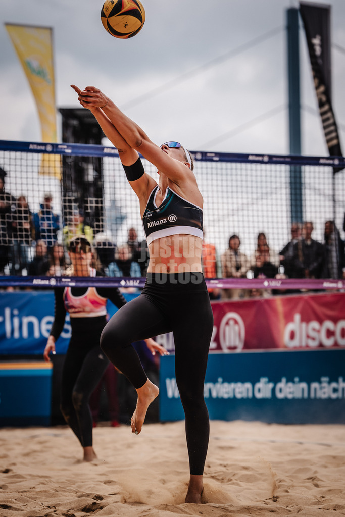 Beachvolleyball | Frauen | Allianz German Beach Tour 2025 | Tourstop Düsseldorf | 18.05.2025 | Sandra Ittlinger spielt den Ball