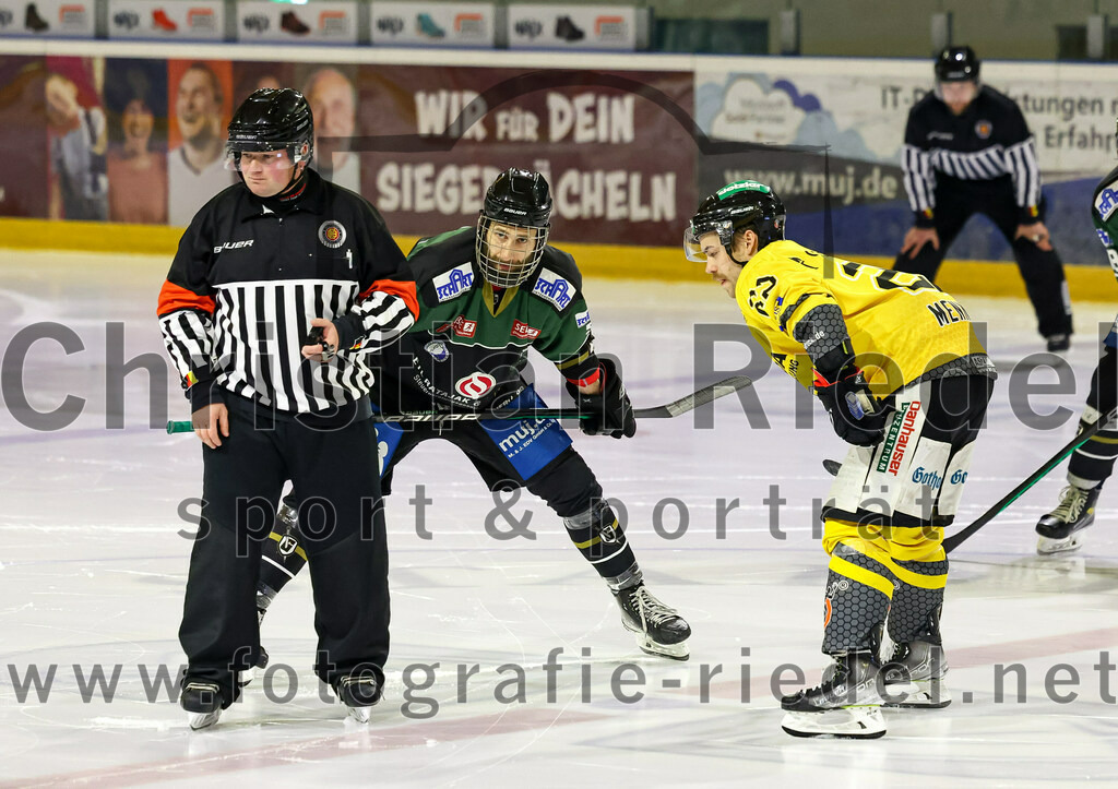 2022-11-20_089_TSV_Erding_gegen_ERSC_Amberg | Erding, Deutschland, 20.11.2022:
Eishockey, Bayernliga 2022 / 2023, 15. Spieltag, TSV Erding gegen ERSC Amberg, Endergebnis: 5:1

Florian Zimmermann (Erding Gladiators, #5), Brett Mennear (ERSC Amberg, #22)

Foto: Christian Riedel / fotografie-riedel.net