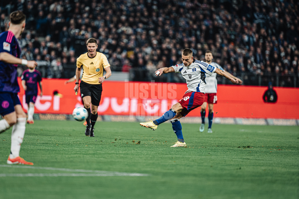 Fußball | Männer | Saison 2024/2025 | 2. Fußball-Bundesliga | 25. Spieltag | Hamburger SV vs. Fortuna Düsseldorf | 08.03.2025 | Miro Muheim (#28, HSV) holt aus zum Schuss und wird treffen