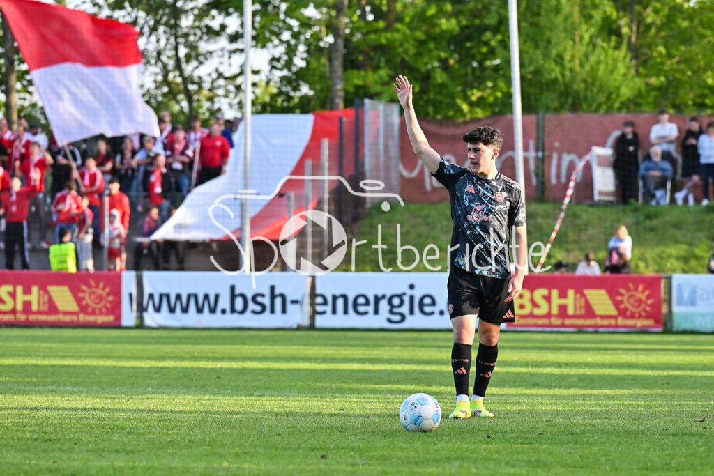 TSV Aubstadt - FC Bayern Amateure | beim Freistoss mit BAll Felipe CHAVEZ (FC Bayern München II #8) / Einzelfoto / Freisteller / Regionalliga Bayern: TSV Aubstadt - FC Bayern Muenchen II, NGN-Arena am 23.04.2025
