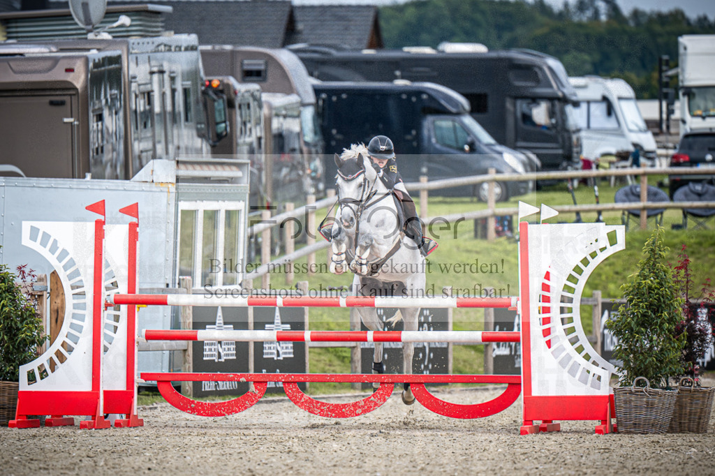 DOS_3775 | Entdecke hochwertige Reitturnierfotos von Foto Oger. Professionell, emotional und authentisch – jetzt Lieblingsmomente im Shop bestellen.Deutschlandweite Turnierfotografie. - Realisiert mit Pictrs.com