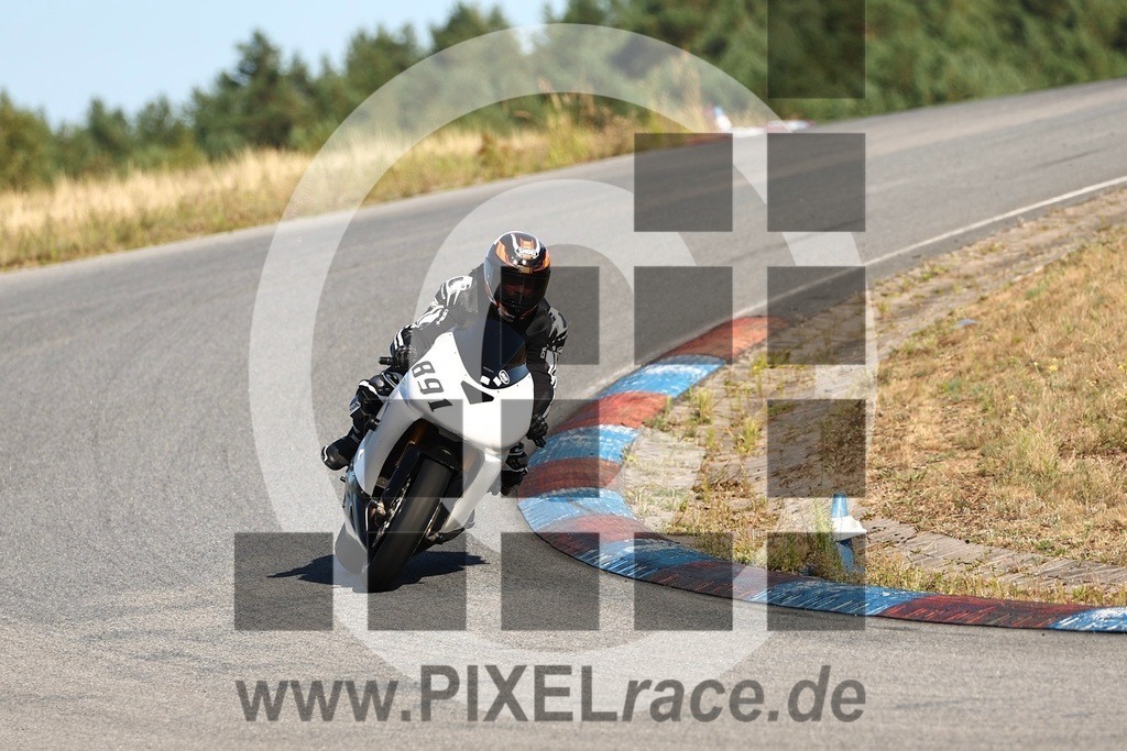 0891-20260808_12979 | Schöne Erinnerungen an spannende Momente - das festzuhalten ist unser Job. PIXELrace.de ist seit 2003 auf den Rennstrecken Europas unterwegs um die Action draußen beim Fahren und die wunderbare Stimmung imm Fahrerlager für euch einzufangen.
