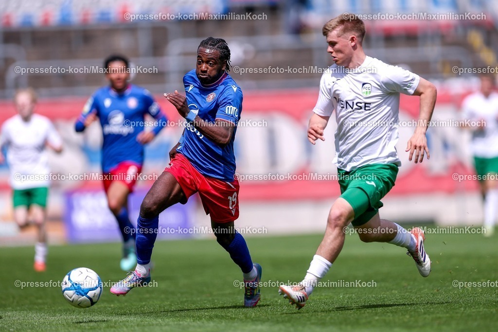 WSV02052601023 | 02.05.2026, Fußball, RL West, Wuppertaler SV - FC Gütersloh, Regionalliga Herren, 32. Spieltag, Stadion am Zoo in Wuppertal, Saison 2025 2026: Jeff-Denis Fehr&nbsp;(Wuppertaler SV #19) im Zweikampf gegen  Erik Lanfer&nbsp;(FC Gütersloh #28)  DFB regulations prohibit any use of photographs as image sequences and or quasi-video.