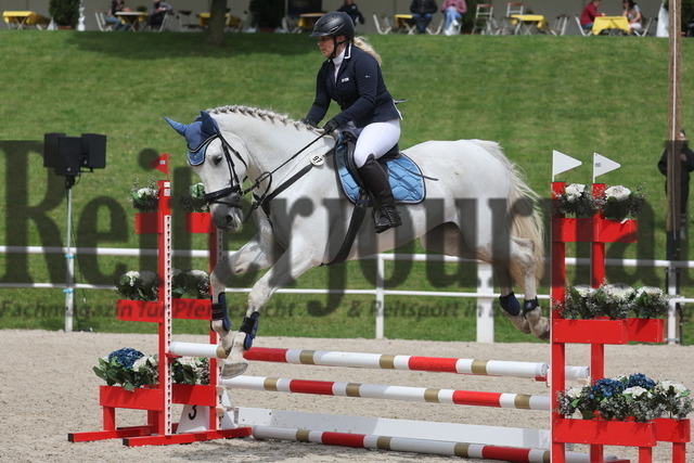 Birkhof_2024_Prfg.Nr.14_Ü45-Spring-WB_Marion Nie-Hoegen_Conny 411 (22) | Alle Fotos der Reiterjournal Fotografin Doris Matthaes im Reiterjournal Online-Fotoshop. - Realisiert mit Pictrs.com