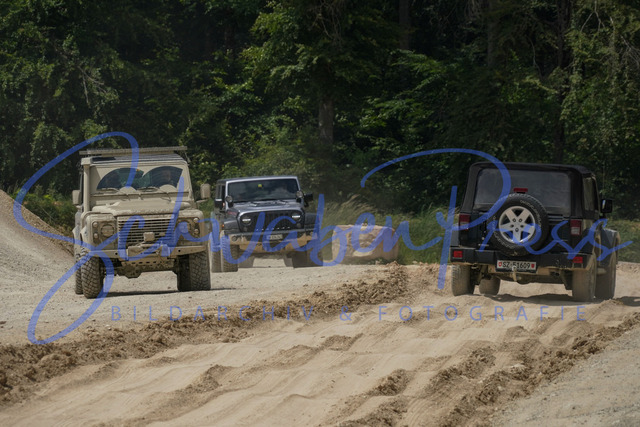 DSC09185 | Vierradfahrzeuge testen unterschiedliches Terrain - ueber Stock und Stein

Offroad Grundkurs im Steinbruch. Unterschiedliche Fahrgegebenheiten mit dem gelaendegaengigem Offroad-Fahrzeug. 

Deutschland, Geisingen, Steinbruch Meichle und Mohr, 10.06.2023