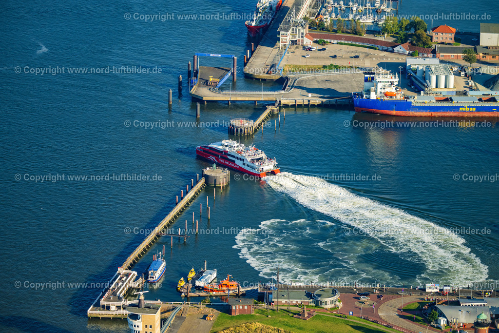 Cuxhaven_Hafen_Halunder_Jet_FRS_Fähren_ELS_44548280824 | CUXHAVEN 28.08.2024 Fahrt eines Fähr- Schiffes " Katamaran Halunder Jet der FRS Reederei" in Cuxhaven Hafen Alte Liebe im Bundesland Niedersachsen, Deutschland. // Travel of a ferry ship "Katamaran Halunder Jet der FRS Reederei" in Cuxhaven habour in the state Lower Saxony, Germany. Foto: Martin Elsen