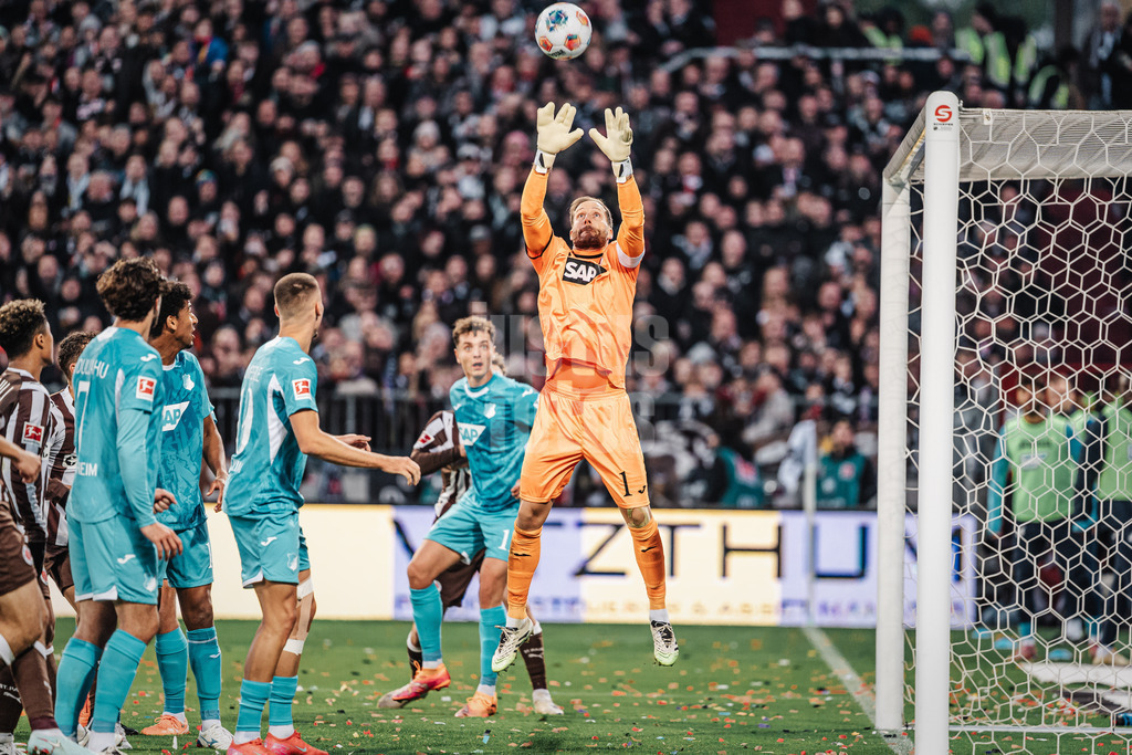Fußball | Männer | Saison 2025/2026  | Fußball-Bundesliga | 07. Spieltag | FC St. Pauli vs. TSG Hoffenheim | 19.10.2025 | Oliver Baumann (#1, TSG Hoffenheim) hält einen Eckball