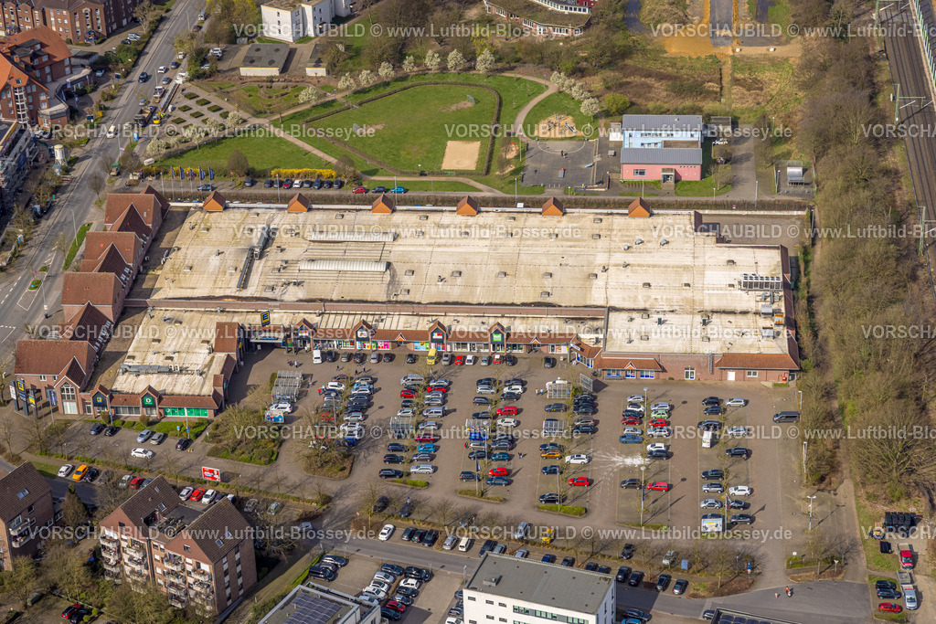 Voerde240309345 | Luftbild, Einkaufszentrum Voerde Friedrichsfelder Straße, JuZ Jugendzentrum Voerde mit Spielplatz und Stadtpark, Parkplätze, Voerde, Nordrhein-Westfalen, Deutschland