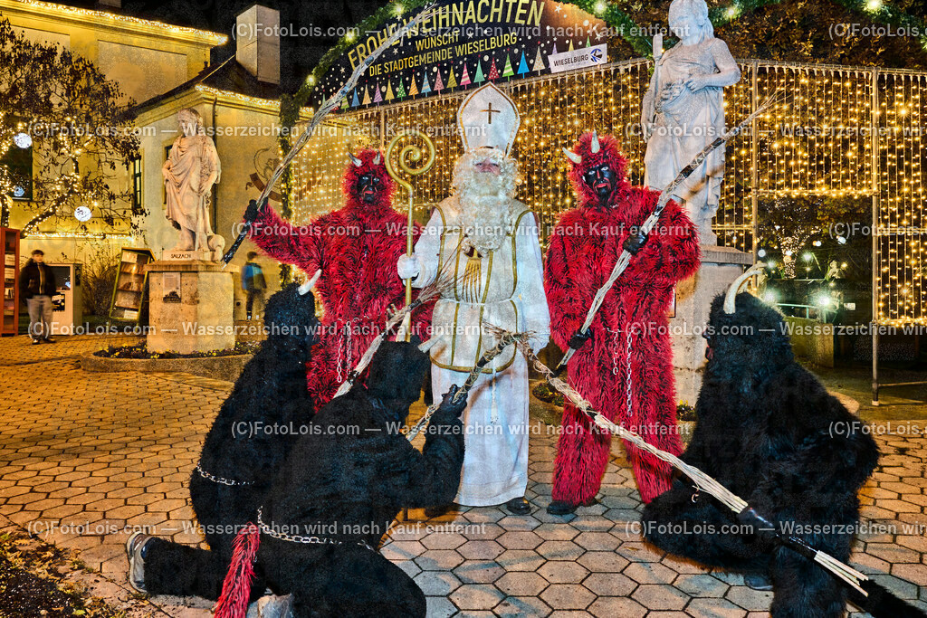 ALP7707_Wieselburger Advent_Nikolaus und Krampusse | (C)FotoLois.com, Alois Spandl, Wieselburger Advent im Schlosspark, Besuch durch den Hl. Nikolaus und seinen Krampussen, Sa 3. Dezember 2022.