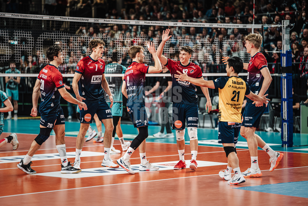 Volleyball | Herren | Saison 2025/2026 | 1. Volleyball Bundesliga Männer | DVV Pokal Halbfinale | SVG Lüneburg vs. SWD powervolleys Düren | 16.12.2025 | Jubel bei Lüneburg v.l. Ethan Champlin (#20, SVG Lüneburg), Joscha Kunstmann (#7, SVG Lüneburg), Daniel Gruvaeus (#2, SVG Lüneburg), Santeri Välimaa (#12, SVG Lüneburg), Sho Takahashi (#21, SVG Lüneburg) und Axel Valentin Enlund (#17, SVG Lüneburg)