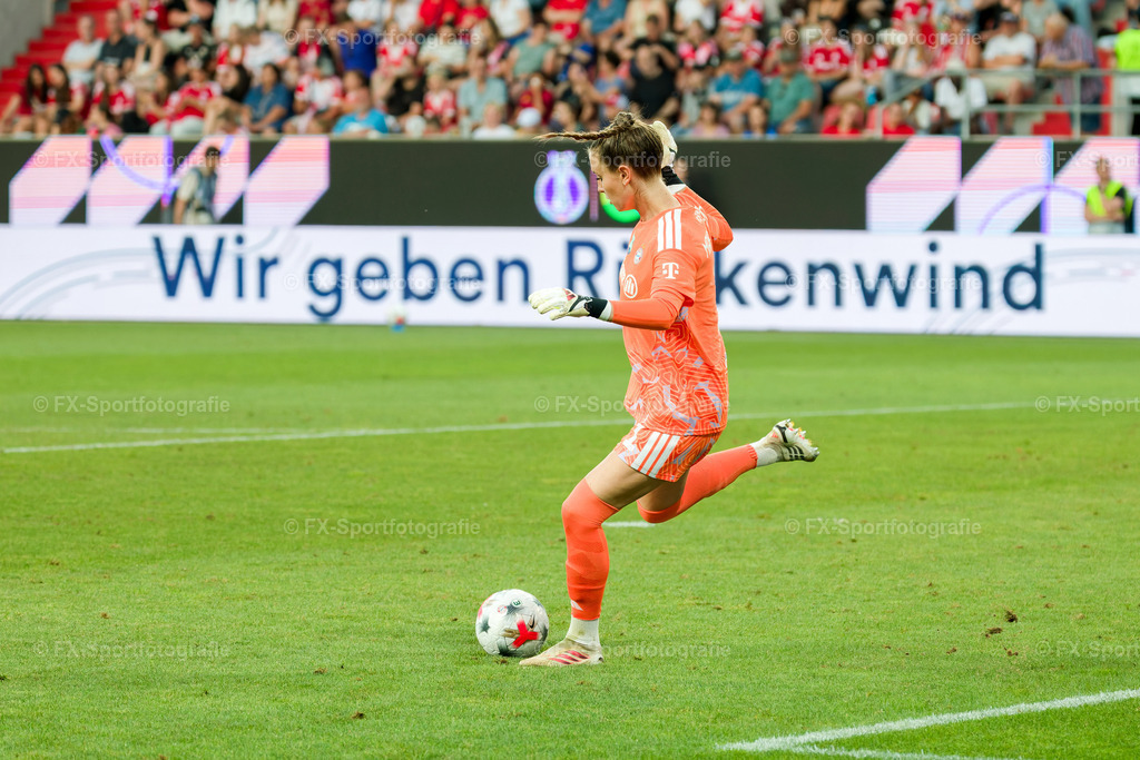 Supercup-Frauen-Bayern-Muenchen-vs-VfL-Wolfsburg 045 | Sportfotos und Eventgalerien von FX-Sportfotografie. Bilder von Fußball, Vereinsveranstaltungen und Events direkt ansehen und als Download bestellen. - Realisiert mit Pictrs.com
