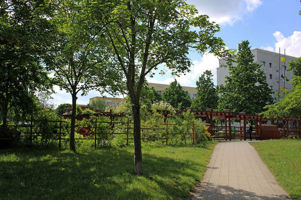 Grünau - Kolonnadengarten | Entdecke über 20 Kategorien Leipzig-Motive: Foto-Downloads, hochwertige Poster, Leinwand- & Fine-Art-Prints. Jetzt Lieblingsfoto im Bildlexikon Leipzig Shop bestellen!