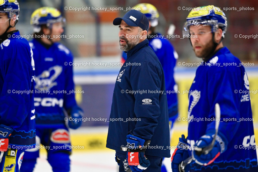 Eistrainig EC VSV mit Headcoach Pierre Allard | Eistrainig EC VSV mit Headcoach Pierre Allard, 1. Eistrainig EC VSV mit Headcoach Pierre Allard am 02.12.2025 in Villach (Stadthalle Villach), Austria, (Photo by Bernd Stefan)