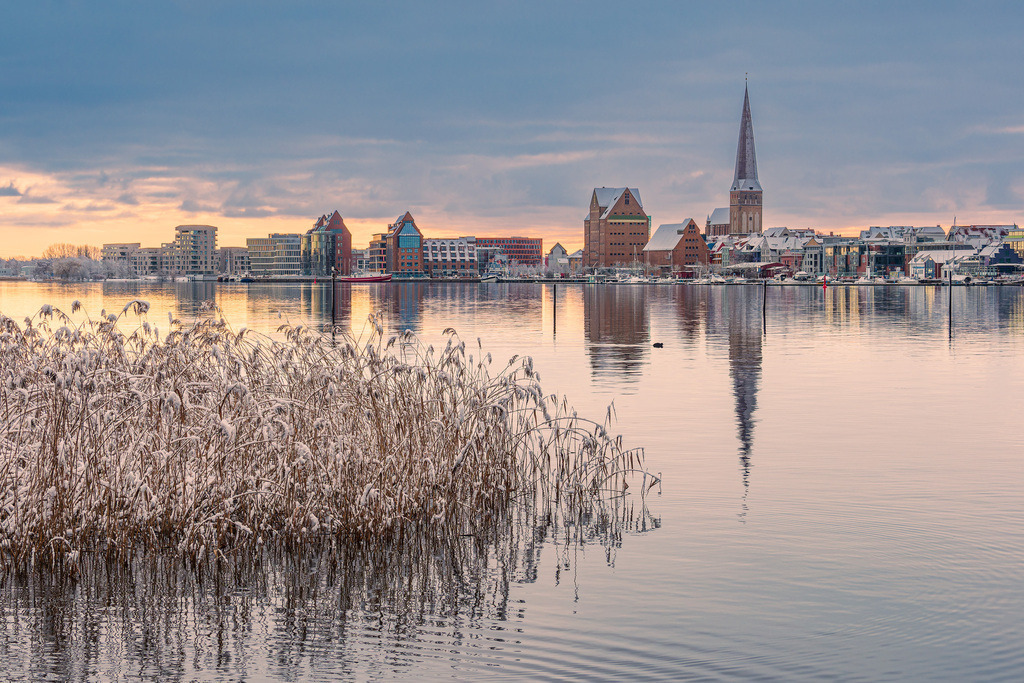 Blick über die Warnow auf die Hansestadt Rostock im Winter | Blick über die Warnow auf die Hansestadt Rostock im Winter.