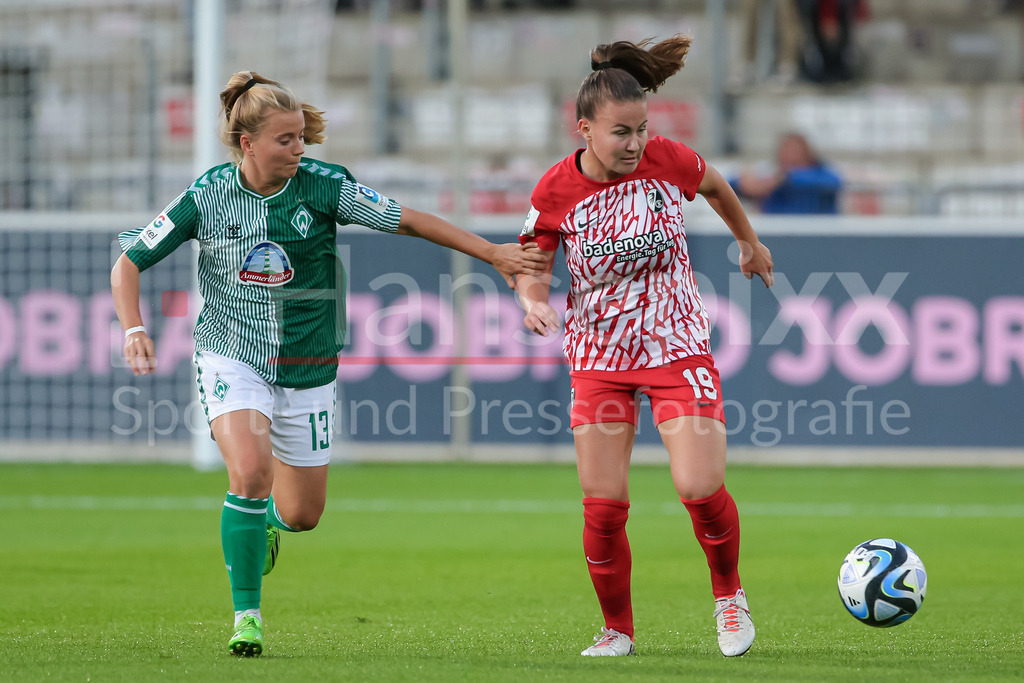 Fussball, Google Pixel Frauen-Bundesliga, SC Freiburg - SV Werder Bremen | v.li.: Ricarda Walkling (SV Werder Bremen, 13) und Annabel Schasching (SC Freiburg, 19) im Zweikampf, Duell, Dynamik, Aktion, Action, Spielszene, DIE DFB-RICHTLINIEN UNTERSAGEN JEGLICHE NUTZUNG VON FOTOS ALS SEQUENZBILDER UND/ODER VIDEOÄHNLICHE FOTOSTRECKEN. DFB REGULATIONS PROHIBIT ANY USE OF PHOTOGRAPHS AS IMAGE SEQUENCES AND/OR QUASI-VIDEO.