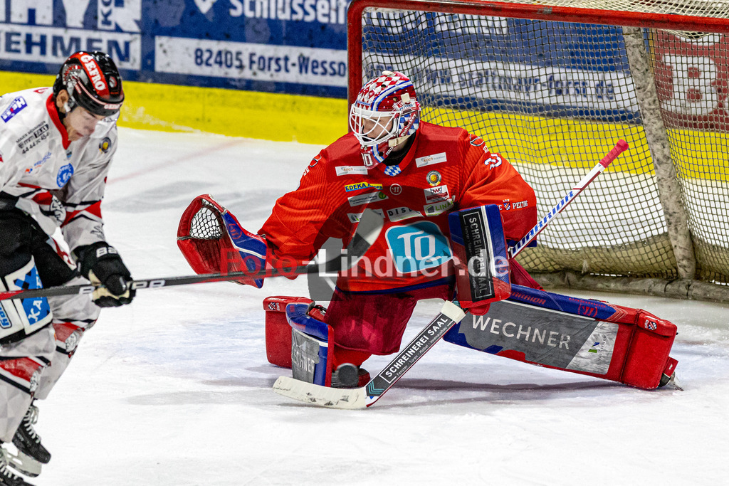 EC Peiting vs ECDC Memmingen | Eishockey Oberliga Süd 2023/2024, EC Peiting vs ECDC Memmingen, 20231103,
Schuss aufs Tor von Konrad FIEDLER (ECP Goali 30),
2023-11-03 in Peiting (Eisstadion)
30 Konrad FIEDLER (ECP Goali 30), 23 Pascal DOPATKA (ECDC 23)
Copyright: WolfgangxLindner foto-lindner.de