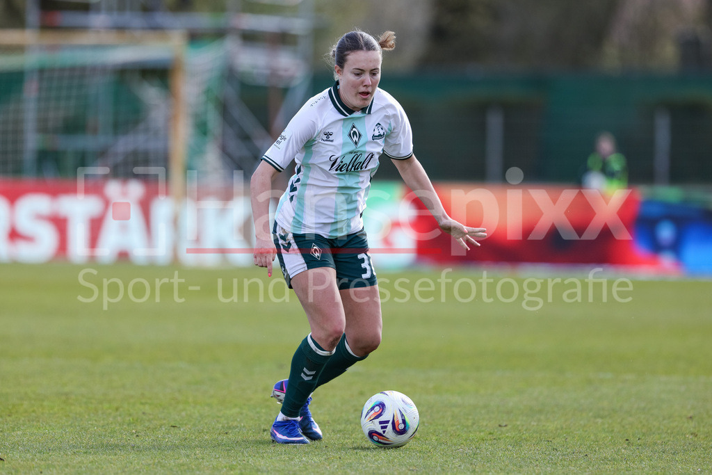 Fussball, Google Pixel Frauen-Bundesliga, SV Werder Bremen - SGS Essen | Mara Alber (SV Werder Bremen, 37) am Ball, Freisteller, Einzelbild, Ganzkörper, Aktion, Action, Spielszene, DIE DFB-RICHTLINIEN UNTERSAGEN JEGLICHE NUTZUNG VON FOTOS ALS SEQUENZBILDER UND/ODER VIDEOÄHNLICHE FOTOSTRECKEN. DFB REGULATIONS PROHIBIT ANY USE OF PHOTOGRAPHS AS IMAGE SEQUENCES AND/OR QUASI-VIDEO.