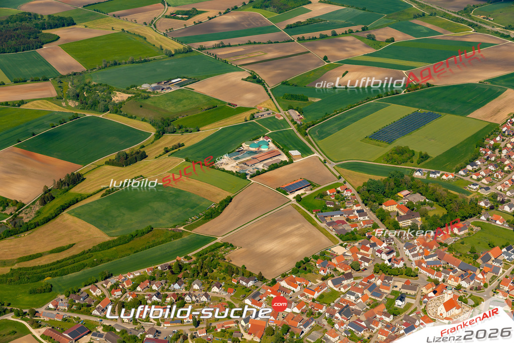 Das Luftbild zeigt :  Fünfstetten - Die Luftaufnahme wurde 2024 vom UL-Flugzeug aus erstellt ( keine Drohne ) - Hochauflösende Luftaufnahme - Für grossformatige Ausdrucke geeignet. Die Geschenkidee !Mit Lizenz und Bildrechte bestellbar