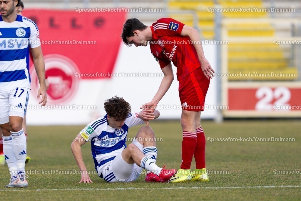 xYDR23022501002 | 23.02.2025, xydrx, Fußball, Fortuna Düsseldorf II (U23) - MSV Duisburg, Regionalliga West, Paul-Janes-Stadion: Jan-Simon Symalla (MSV #23) am Boden nach einem Foul