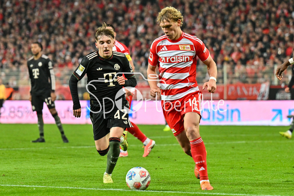 1. FC Union Berlin - FC Bayern München | BERLIN, DEUTSCHLAND - 8. NOVEMBER: im Duell Lennart KARL (FC Bayern Munich 42) und Leopold QUERFELD (Union Berlin 14) während dem Bundesligamatch zwischen dem 1. FC Union Berlin und dem FC Bayern München am 10. Spieltag im Stadion an der alten Försterei am 8. November 2025 in Berlin, Germany / DFL REGULATIONS PROHIBIT ANY USE OF PHOTOGRAPHS AS IMAGE SEQUENCES AND/OR QUASI-VIDEO