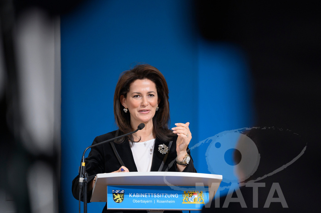 _DW05066 | Bayerns Landwirtschaftsministerin Michaela Kaniber (CSU)  Pressekonferenz im Lokschuppen. Rosenheim, 02.12.2025 Bayern Deutschland - Realisiert mit Pictrs.com