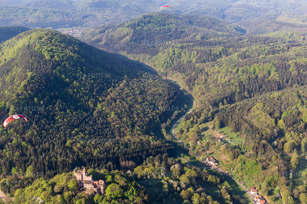 Luftbild: Erlenbach bei Dahn, Burg Bewartstein in Erlenbach bei Dahn im Bundesland Rheinland-Pfalz in Deutschland. Foto: IMG_106903.jpg vom 22.04.2018 durch Werner Riehm/FLY-FOTO.de