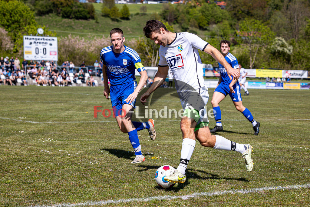 SG Hungerbach vs SV Eurasburg-Beuerberg | Meisterrunde Kreisklasse Gruppe C, SG Hungerbach vs SV Eurasburg-Beuerberg, 20240427,
Duell zwischen Simon STRASSER (SGH 11) und Christian BAUER (SVEB 10),
2024-04-27 in Oberhasuen (Sportplatz Oberhasuen)
11 Simon STRASSER (SGH 11), 10 Christian BAUER (SVEB 10)
Copyright: WolfgangxLindner www.foto-lindner.de