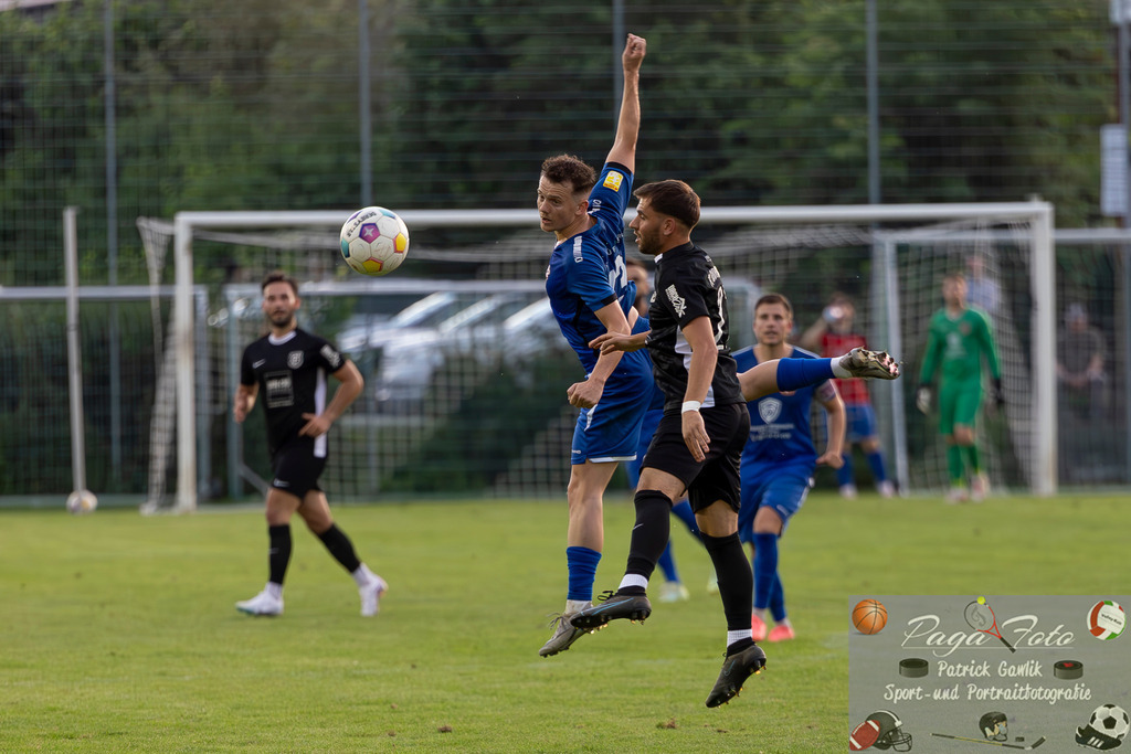 Hessenliga: Türk Gücü Friedberg - FC Eddersheim, 09.08.2024 | Niklas Kraus (Türk Gücü Friedberg #13) &amp; Tolga Demirbas (FC Eddersheim #21) im Kopfballduell, Türk Gücü Friedberg - FC Eddersheim, Friedberg, Städtischer Sportplatz, 9.8.2024 - Realisiert mit Pictrs.com