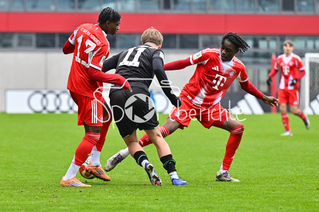 FC Bayern München - Hannover 96 | MUNICH, GERMANY - 15. FEBRUARY: im Duell Uzorchukwu EGWUATU (FC Bayern München U19 13) und Oskar SCHWARZ (Hannover 96 U19 11) und Rayan MOUMOUNI (FC Bayern München U19 2) während dem Spiel zwischen der U19 des FC Bayern München und der U19 von Hannover 96 am 2. Spieltag der Hauptrunde der U19-DFB-Nachwuchsliga am FC Bayern Campus