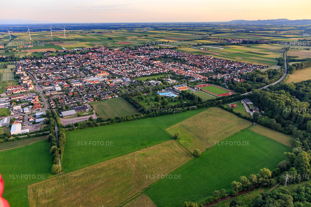 Luftbild: Stadtansicht aus Norden in Offenbach an der Queich im Bundesland Rheinland-Pfalz in Deutschland. Foto: IMG_107768.jpg vom 03.06.2018 durch Werner Riehm/FLY-FOTO.de