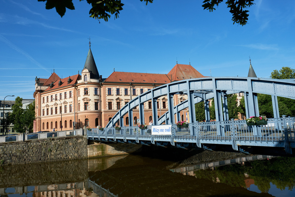 Blick über eine Brücke auf das Gebäude The Regional Court in Czech Budejovice | Budweis, Tschechoslowakei - June 16, 2022: Blick über eine Brücke auf das Gebäude The Regional Court in Czech Budejovice. - Realisiert mit Pictrs.com