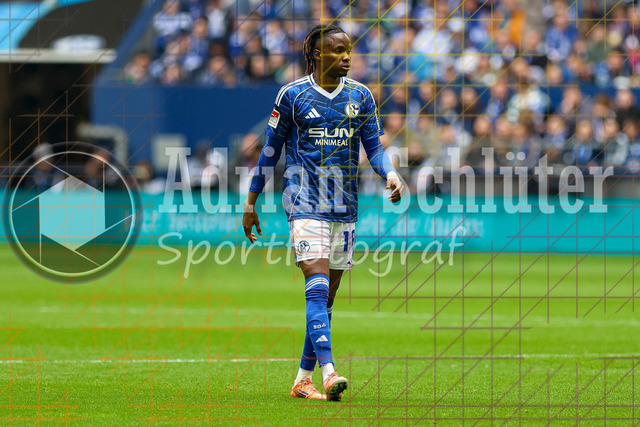 05.04.2026, GER, Fussball, Herren, 2. BL, Saison 2025/2026, FC Schalke 04 - Karlsruher SC | Moussa Ndiaye (S04) schaut 